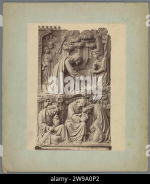 Relief mit Christus in Getsemane, ca. 1879 - ca. 1900 Fotografie Europaparton. Fotografische Trägeralbumendruckskulptur (+ Relief  Skulptur). Qual Christi: Um ihn zu trösten, erscheinen Christus ein oder mehrere Engel mit Kelch und/oder Kreuz. Qual Christi; drei (oder elf) Apostel schlafen Europa Stockfoto
