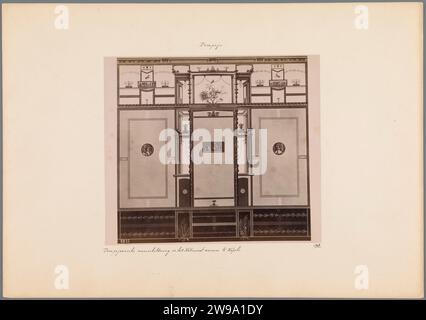 Fotoproduktion (vermutlich) einer Zeichnung eines Freskos aus Pompeji, verziert mit einem Stillleben, zwei Porträts und architektonischen Ornamenten, ca. 1875 - ca. 1900 Fotografie EuropeAfter Gemälde von: Pompeji Pappe. Fotografische Trägeralbumendruckmalerei (einschließlich Buchbeleuchtung, Miniaturmalerei) (+ Gips  Kunst). Zeichnung, Skizze. Ornament aus architektonischen Details. Stilllebensdauer verschiedener Objekte. Porträt, Selbstporträt des Architekten Pompeji Stockfoto