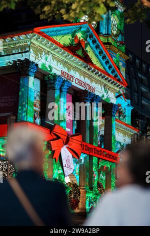 Eine lebhafte Straße in Melbourne, Australien während der Weihnachtszeit, beleuchtet von festlichen Lichtern Stockfoto