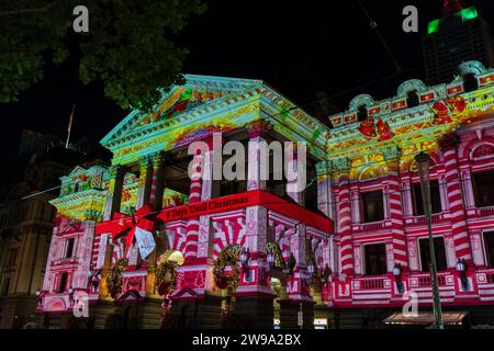 Eine lebhafte Straße in Melbourne, Australien während der Weihnachtszeit, beleuchtet von festlichen Lichtern Stockfoto