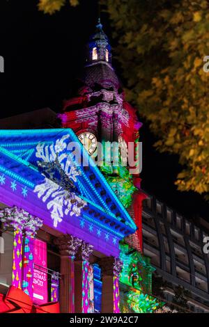 Eine lebhafte Straße in Melbourne, Australien während der Weihnachtszeit, beleuchtet von festlichen Lichtern Stockfoto