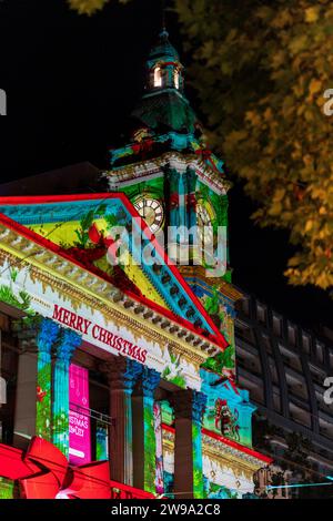 Eine lebhafte Straße in Melbourne, Australien während der Weihnachtszeit, beleuchtet von festlichen Lichtern Stockfoto