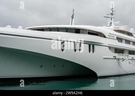 White Rabbit Yacht in Ship Bay Stockfoto