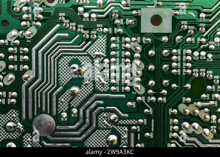 Grüne Leiterplatte, Mikroelektronikkomponente, Vorderansicht. Hintergrund des Makrofotos Stockfoto