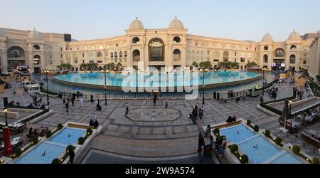 Doha, Katar - Dezember 12,2023 : die Place Vendôme Mall ist ein Einkaufszentrum auf der Lusail, Katar. Es ist ein luxuriöses Einkaufszentrum, das 2022 eröffnet wurde. Stockfoto