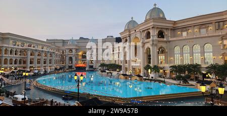 Doha, Katar - Dezember 12,2023 : die Place Vendôme Mall ist ein Einkaufszentrum auf der Lusail, Katar. Es ist ein luxuriöses Einkaufszentrum, das 2022 eröffnet wurde. Stockfoto