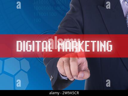 Geschäftsmann Hand-Touch-Label für digitales Marketing, auf dem Bildschirm. Stockfoto