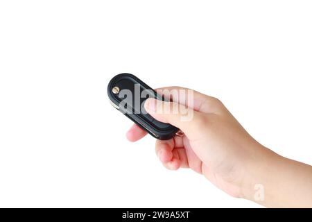Frauen drücken Hand auf die Fernbedienungs-Schlüsselalarmsysteme des Autos isoliert auf weißem Hintergrund Stockfoto