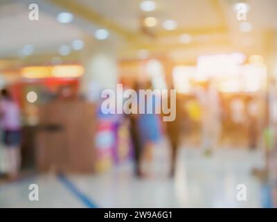 Verwischen Sie die Leute, die im Einkaufszentrum laufen Stockfoto