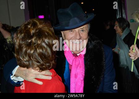 London, Großbritannien, Freitag, 15. November 2013 Barry Humphries kommt an der Eröffnungsnacht von Eat Pray Laugh- Barry Humphries Abschiedstour Afterparty in der St. Mark’s Church, Mayfair. Quelle: DavidJensen / Empics Entertainment / Alamy Live News Stockfoto