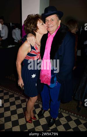 London, Großbritannien, Freitag, 15. November 2013 Barry Humphries und Kathy Lette bei der Nachmittagsparty von Eat Pray Laugh- Barry Humphries Abschiedstour in der St. Mark’s Church, Mayfair. Quelle: DavidJensen / Empics Entertainment / Alamy Live News Stockfoto