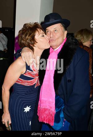 London, Großbritannien, Freitag, 15. November 2013 Barry Humphries und Kathy Lette bei der Nachmittagsparty von Eat Pray Laugh- Barry Humphries Abschiedstour in der St. Mark’s Church, Mayfair. Quelle: DavidJensen / Empics Entertainment / Alamy Live News Stockfoto