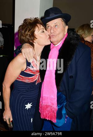 London, Großbritannien, Freitag, 15. November 2013 Barry Humphries und Kathy Lette bei der Nachmittagsparty von Eat Pray Laugh- Barry Humphries Abschiedstour in der St. Mark’s Church, Mayfair. Quelle: DavidJensen / Empics Entertainment / Alamy Live News Stockfoto