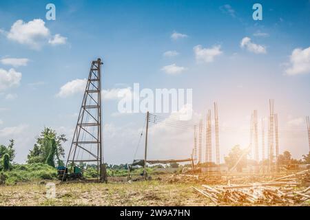 Pfahlfahrer auf der Baustelle des Hauses Stockfoto