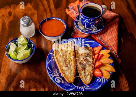 Ein Café-Frühstück mit einer Auswahl an frischem Obst und Kaffee, attraktiv auf einem Tisch Stockfoto