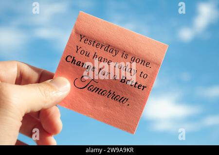 Das Motivationszitat von gestern ist auf einem Haftnotiz mit Himmelshintergrund verschwunden. Motivationskonzept Stockfoto