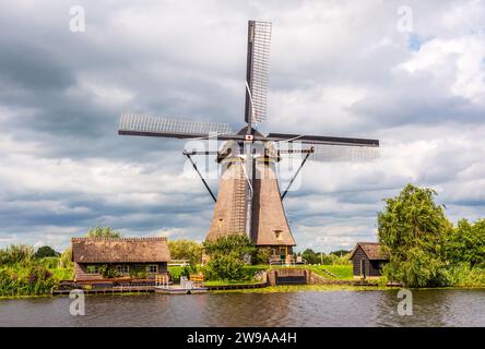 Vorderansicht der Overwaard-Windmühle Nr. 7 aus dem Jahr 1740, einer der Kinderdijk-Mühlen in der Nähe von Rotterdam, Niederlande, unter stürmischem Himmel. Stockfoto