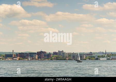 Die Skyline von Erie vom zweihundertjährigen Turm aus gesehen an einem Sommertag Stockfoto