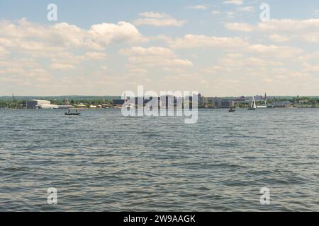 Die Skyline von Erie vom zweihundertjährigen Turm aus gesehen an einem Sommertag Stockfoto