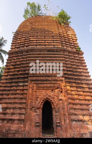 Niedriger Winkel vertikaler Blick auf den antiken Kodla Math oder Kodla Matha hindu Terrakotta Tempel, Bagerhat, Bangladesch Stockfoto