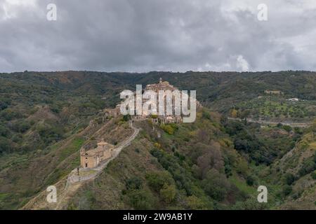 Badolato, Italien - 15. Dezember 2023: Drohnenperspektive auf das malerische Bergdorf und die Kirche Badolato in Kalabrien Stockfoto