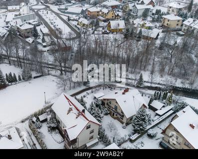 Drohnenaufnahme einer kleinen Stadt namens Limanowa in den Bergen in Polen, die von Nebel und Schnee bedeckt sind Stockfoto