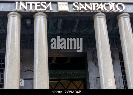 Mailand, Italien, 31. Juli 2023. Fassade der Intesa Sanpaolo Bank Stockfoto