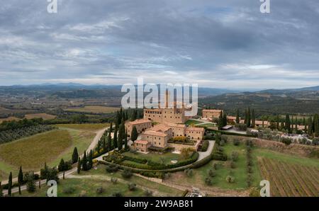 Montalcino, Italien - 16. November 2023: Aus der Vogelperspektive auf das Schloss Poggio alle Mura und das Weinresort Villa Banfi in der Toskana Stockfoto