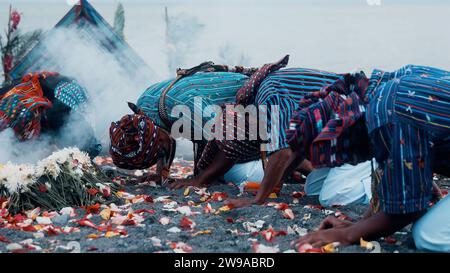 Die Rauchzeremonie der Aborigines, Mans Hand hält den Rauch brennender Pflanzen, der rituelle Ritus bei der Gemeindeveranstaltung, Symbol der indigenen Kultur und Stockfoto