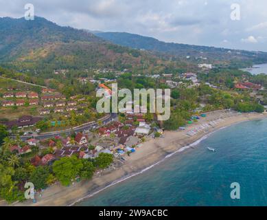 Luftaufnahme der Küste des Senggigi Resorts auf Lombok Island, West Nusa Tenggara, Indonesien. Ferieninsel im Osten von Bali Island Stockfoto