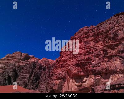 Wadi Rum Nachthimmel mit Sternenfoto in der roten Wüste in Jordanien. Rote Berge unter dem Sternenhimmel Stockfoto