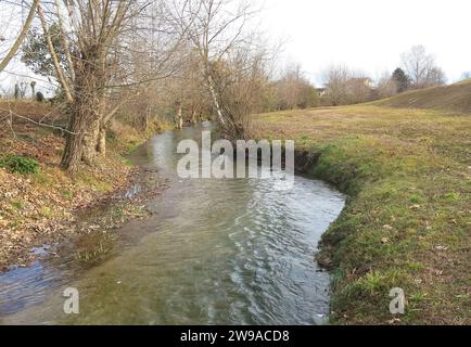 Großer Wassergraben in der Mitte der Felder, nützlich zur Vermeidung von Überschwemmungen und zur Bewässerung des Landes Stockfoto