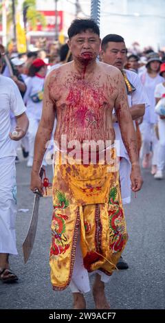 Ein Gläubiger geht in einer Prozession, nachdem er sich während des jährlichen Vegetarian Festival in Phuket Town, Thailand, geschnitten hat. Thailands touristische Zahlen sind o Stockfoto