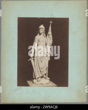 Bild von (vermutlich) Jeanne d'Arc, ca. 1875 - ca. 1900 Foto-Karton. Fotografische Unterstützung Albumenabdruck Denkmal, Statue. Jeanne d’Arc; mögliche Attribute: Rüstung, Banner, Lanze, Schwert. Hacker- und Schubwaffen: Schwert. Banner, Standard (als Symbol des Bundesstaates usw.) Stockfoto