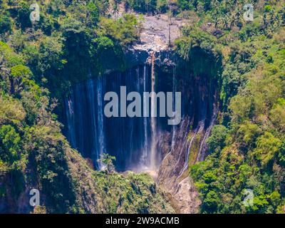 Aus der Vogelperspektive, atemberaubender Blick auf den Tumpak Sewu Wasserfall mit vielen Bächen, auch bekannt als Coban Sewu in Ost-Java, Indonesien Stockfoto