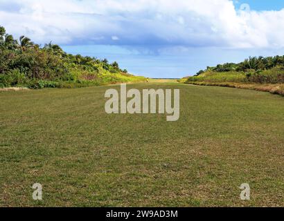 Südpazifik Kreuzfahrt / Kreuzfahrtpassagiere von Carnival Plendor besuchen den kleinen Flughafen auf Mystery Island. Nach der Abfahrt von Sydney Australi Stockfoto