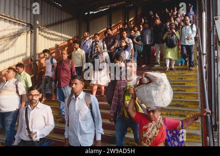 Während der Rush Hour am Vormittag steigt ein Haufen von Mumbai-Eisenbahnfahrern eine Treppe hinab, um einen Bahnsteig am Dadar-Bahnhof in Mumbai, Indien, zu erreichen Stockfoto