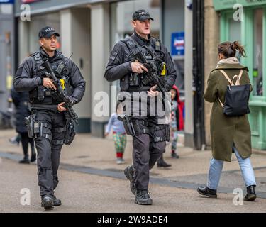 Bewaffnete Polizei patrouilliert im Zentrum von Oxford Stockfoto