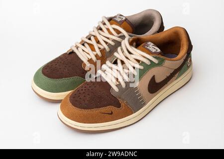 Izhevsk, Russland - 14. Dezember 2023: Air Jordan Low Nike Schuh Voodoo Flax und Oil Green Sneaker auf weißem Hintergrund Stockfoto