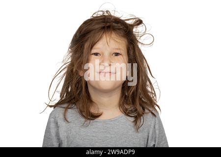 Weihnachts-Morgen-Chaos: Junges Mädchen mit Bedhead auf weißem Hintergrund Stockfoto