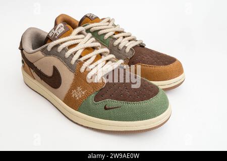 Izhevsk, Russland – 14. Dezember 2023: Stylische Nike Air Jordan Low Voodoo Sneakers in Zusammenarbeit mit Zion Williamson auf weißem Hintergrund Stockfoto