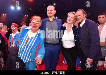 Jan Nikolas mit Ehefrau und Sohn / 1. Winterprogramm von Zirkus Krone Farbenspiel / Premiere / Manege 25 Dezember 2023 *** Jan Nikolas mit Frau und Sohn 1 Winterprogramm von Zirkus Krone Farbenspiel Premiere Manege 25 Dezember 2023 Stockfoto