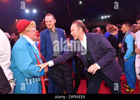 Jan Nikolas mit Ehefrau und Sohn / 1. Winterprogramm von Zirkus Krone Farbenspiel / Premiere / Manege 25 Dezember 2023 *** Jan Nikolas mit Frau und Sohn 1 Winterprogramm von Zirkus Krone Farbenspiel Premiere Manege 25 Dezember 2023 Stockfoto