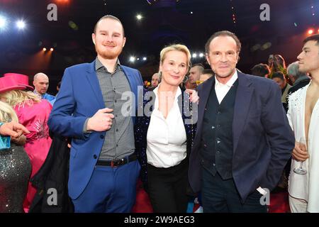 Jan Nikolas mit Ehefrau und Sohn / 1. Winterprogramm von Zirkus Krone Farbenspiel / Premiere / Manege 25 Dezember 2023 *** Jan Nikolas mit Frau und Sohn 1 Winterprogramm von Zirkus Krone Farbenspiel Premiere Manege 25 Dezember 2023 Stockfoto