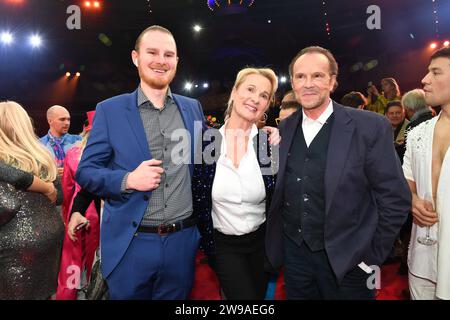 Jan Nikolas mit Ehefrau und Sohn / 1. Winterprogramm von Zirkus Krone Farbenspiel / Premiere / Manege 25 Dezember 2023 *** Jan Nikolas mit Frau und Sohn 1 Winterprogramm von Zirkus Krone Farbenspiel Premiere Manege 25 Dezember 2023 Stockfoto