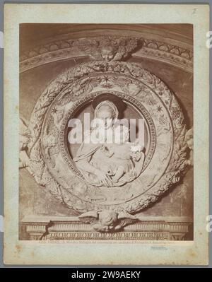 Buste van Maria mit Kind auf dem Denkmal für Jacob van Coimbra im San Miniato in Florenz, um 1875 - um 1900 Foto S. Miniato Pappe. Fotografische Unterstützung Albumenabdruck Grab, Grab. Maria mit dem Christkind. Ornament  Festoon, Girlande. Cherubs, d.h. Kinderköpfe mit Flügeln S. Miniato Stockfoto