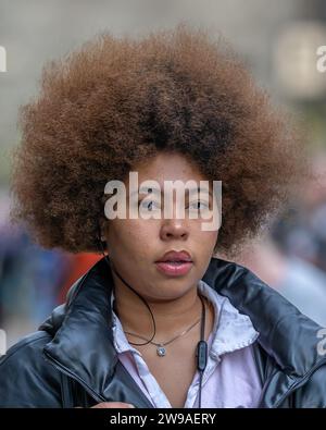 Schwarze Dame mit Afro-Haaren Stockfoto