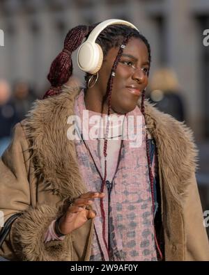 Junge schwarze Dame mit Kopfhörern Stockfoto