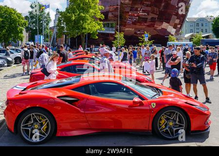 Liepaja, Lettland, 20. Juli 2023: Veranstaltung und öffentliche Autosalon des Ferrari F8 in Europa Stockfoto