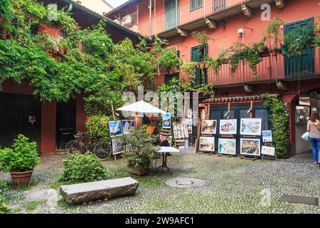 MAILAND, ITALIEN - 12. MAI 2018: Dies ist einer der Innenhöfe im Viertel Navigli, der in eine der Kunstgalerien umgewandelt wurde. Stockfoto